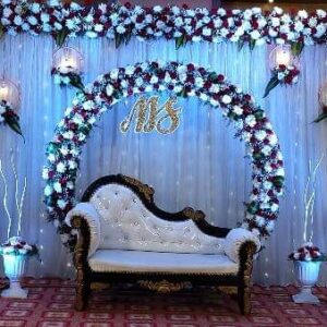 Tradition Meets Elegance on a Stage of Classic Wedding Flowers